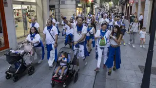 Fiestas del Pilar 2023: salida de su local en Las Fuentes de la peña El Rebullo con la charanga
