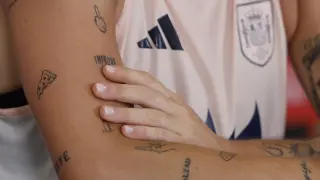 LAUSANA (SUIZA), 18/07/2025.- Tatuajes que exhiben las jugadoras de la selección española de fútbol, referentes de estilo para una nueva generación que sigue estos días su participación en la Eurocopa. La delantera de la selección española de fútbol Claudia Pina, durante la rueda de prensa tras el entrenamiento llevado a cabo este pasado martes en Lausana, para preparar el partido de cuartos de final de la Eurocopa que disputan contra la selección de Suiza el próximo viernes. EFE/ Ana Escobar