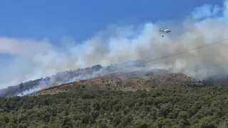 IBI (ALICANTE), 18/07/2025.-Vista general del incendio forestal declarado en una zona rural del termino municipal de Ibi (Alicante) en el que ya son nueve los medios aéreos que operan para tratar de atajarlo y se incorporarán a esta tareas efectivos de la Unidad Militar de Emergencias (UME), según fuentes del Consorcio Provincial de Bomberos. EFE/María Requena