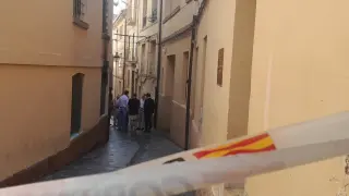 La calle Comadre, en la que se encuentra el centro de menores que se ha incendiado, ha sido cortada y la Policía investiga las causas del siniestro.